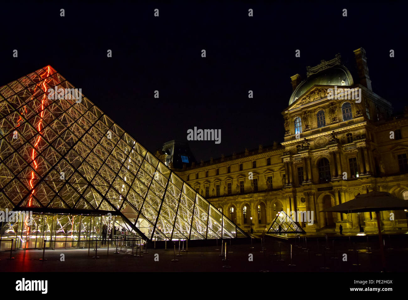 Die Pyramide des Louvre Museum in der Nacht in Paris, Frankreich Stockfoto