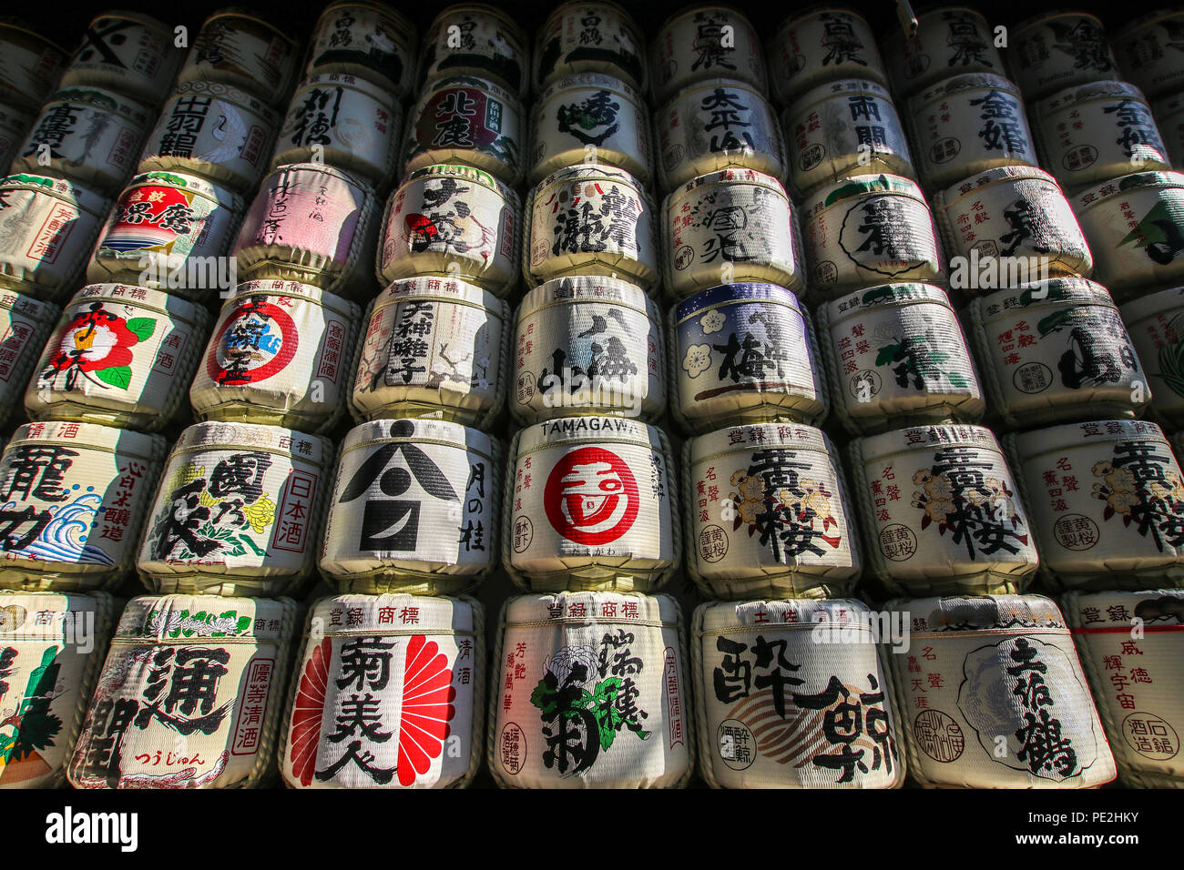 Gestapelte Fässer Willen als Opfer zu Gottheiten an der Meiji Jingū-Schrein in Tokio Stockfoto