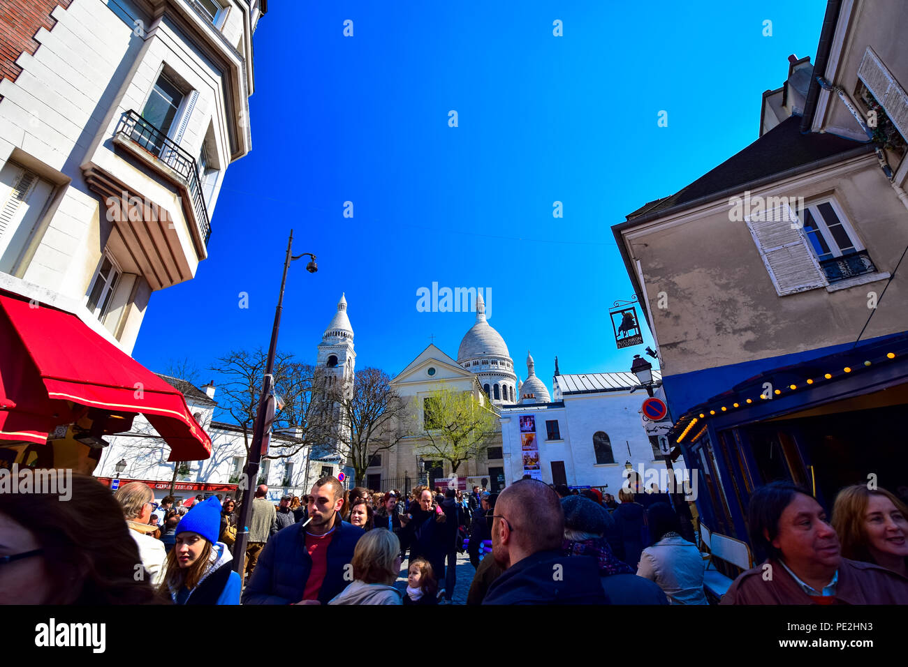 Menschen Fräsen in der Place du Tertre in Montmartre, Paris, Frankreich Stockfoto