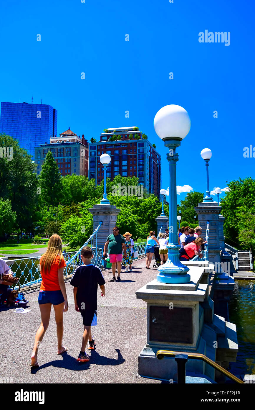 Überqueren Sie die Brücke über den Ententeich im öffentlichen Garten in Boston, Massachusetts Stockfoto