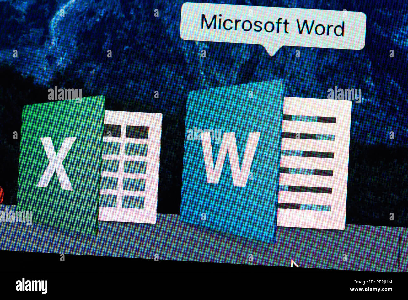 New York, USA - 18. August 2017: Microsoft Word Symbol auf Laptop Bildschirm schließen Stockfoto