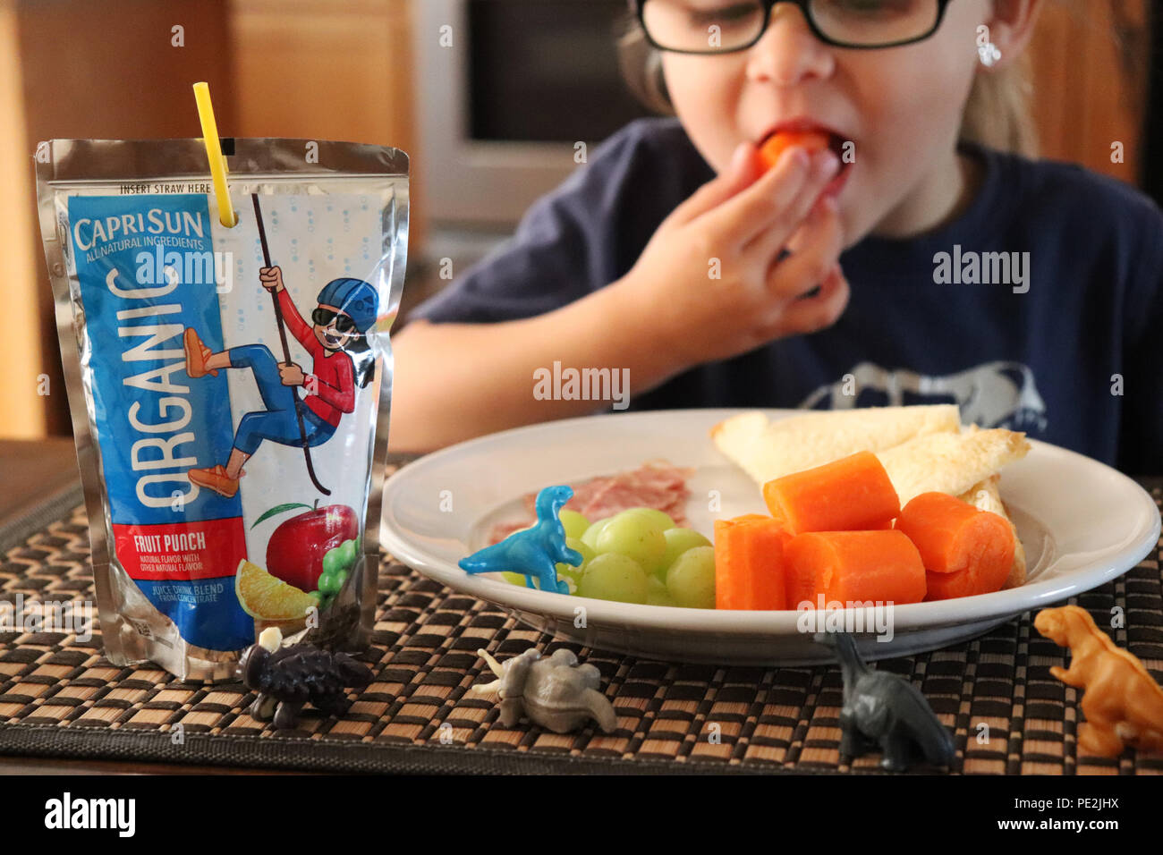 Kleines Mädchen mit einem Capri Sonne mit ihren Lunch Stockfoto