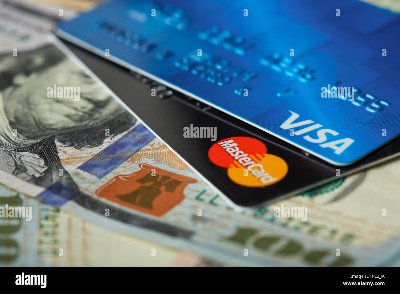 New York, USA - 24. August 2017: Close-up von Visa und Master Card auf Dollar bill Hintergrund. Wirtschaft Finanzen Thema Stockfoto