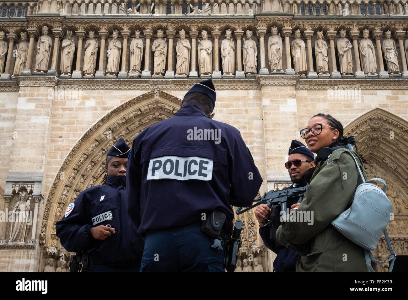 Schwer bewaffnete Polizei vor der Kathedrale Notre-Dame, Paris, Frankreich. 16. Mai 2018 Stockfoto
