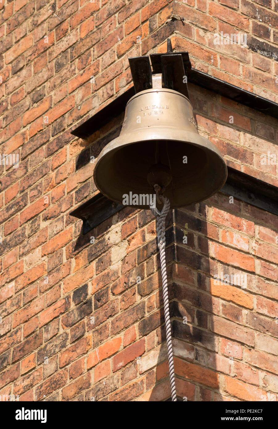 Der Atlas Bell montiert auf dem Norden Lagerhaus in Gloucester Docks, Gloucestershire, England, Großbritannien Stockfoto