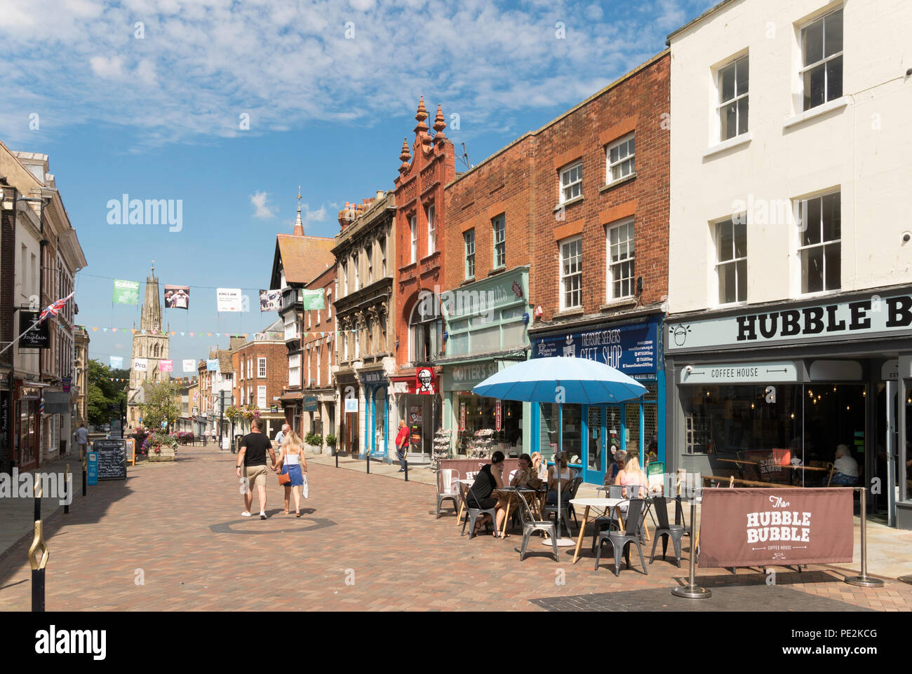 Paar und die Leute draußen sitzen Cafe, Stadtzentrum, Westgate St, Gloucester, England, Großbritannien Stockfoto