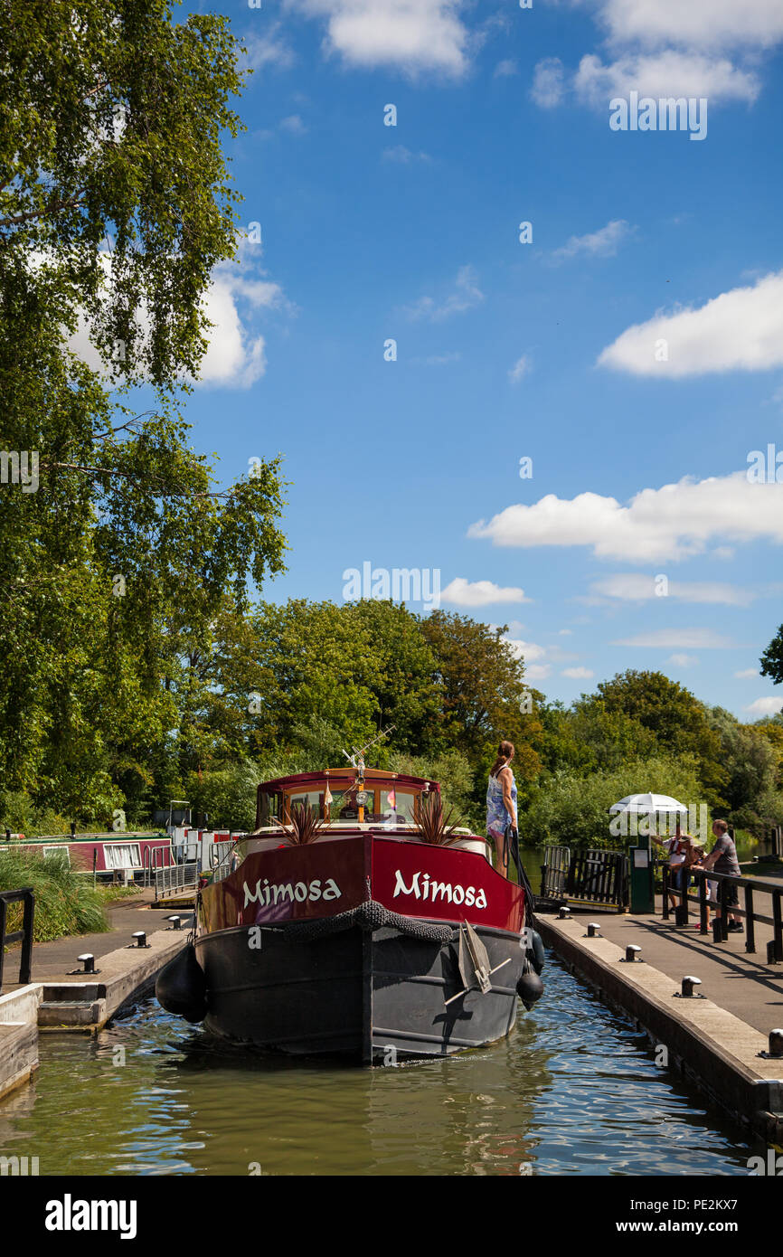 Frau auf einem holländischen Schiff durch Abingdon Schlösser auf der Themse in Abingdon an der Themse Oxfordshire England Großbritannien Stockfoto