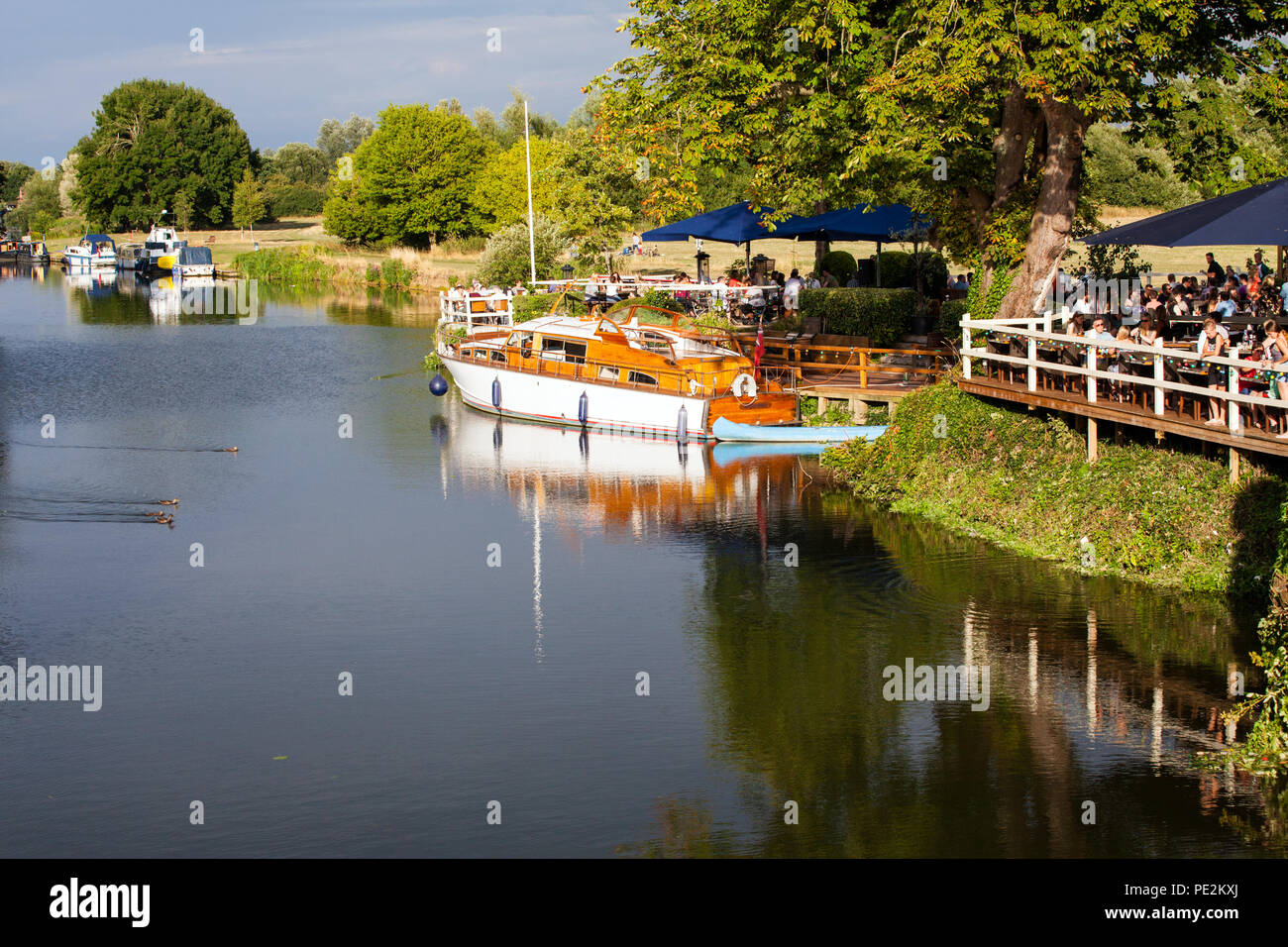 Die Nags Head Pub auf der Brücke über Nags Head Insel in der Themse in Abingdon an der Themse Oxfordshire mit Männern und Frauen essen und trinken Stockfoto