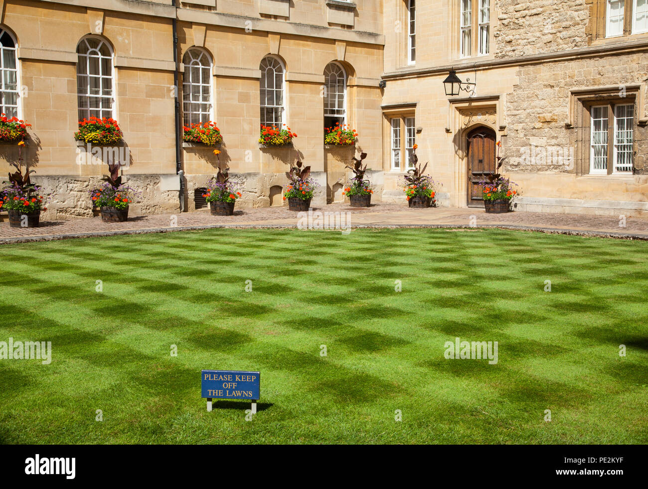 Frisch gemähten Rasen Gras schneiden in der Durham Quadrant auf dem Gelände des Trinity collage Oxford mit einem Hinweis schild bitte auf den Rasen halten Gestreift Stockfoto