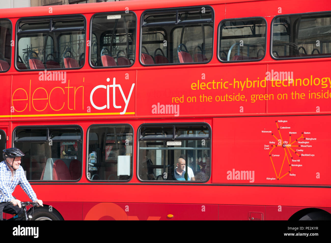 Double Decker Bus mit elektrischen Hybrid Technologie in der Stadt Oxford England Großbritannien Stockfoto