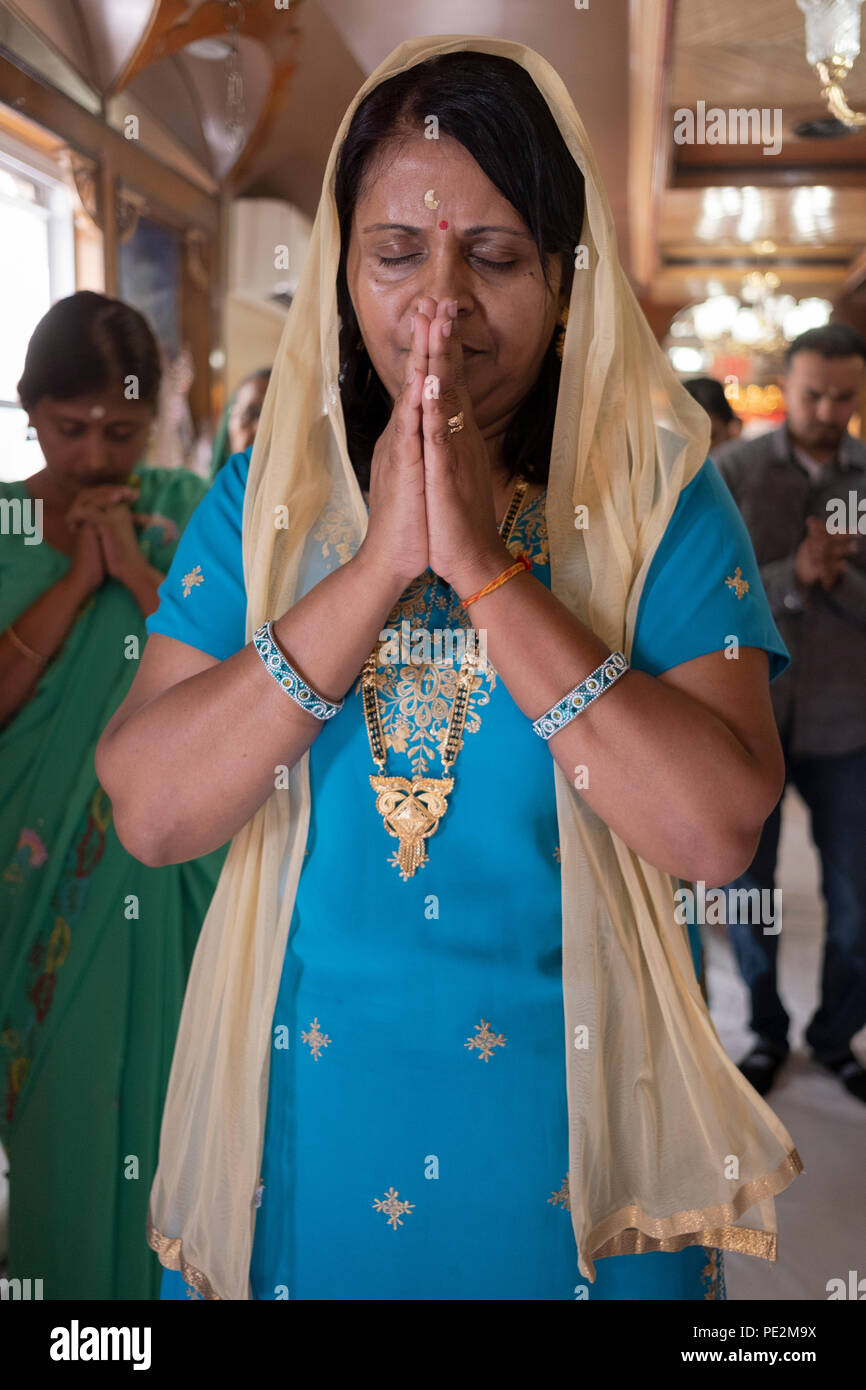 Ein Hindu Frau in Gebet und Meditation auf der Mailänder Mandir Hindu Tempel in South Ozone Park, Queens, New York. Stockfoto
