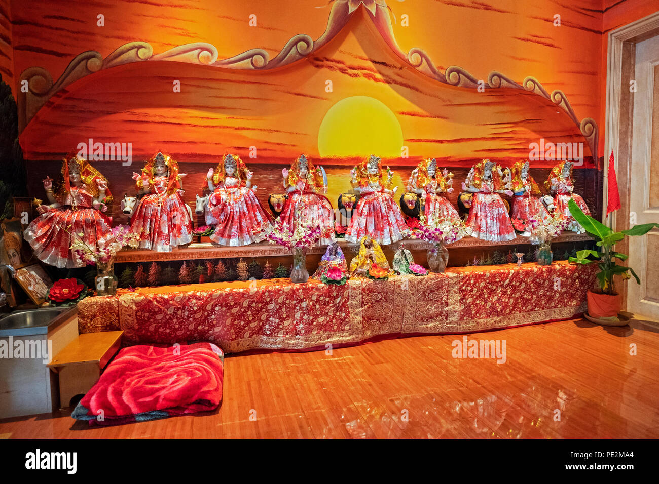 Kleine Statuen von hinduistischen Gottheiten in der tulsi Mandir in South Richmond Hill, Queens, New York City. Stockfoto