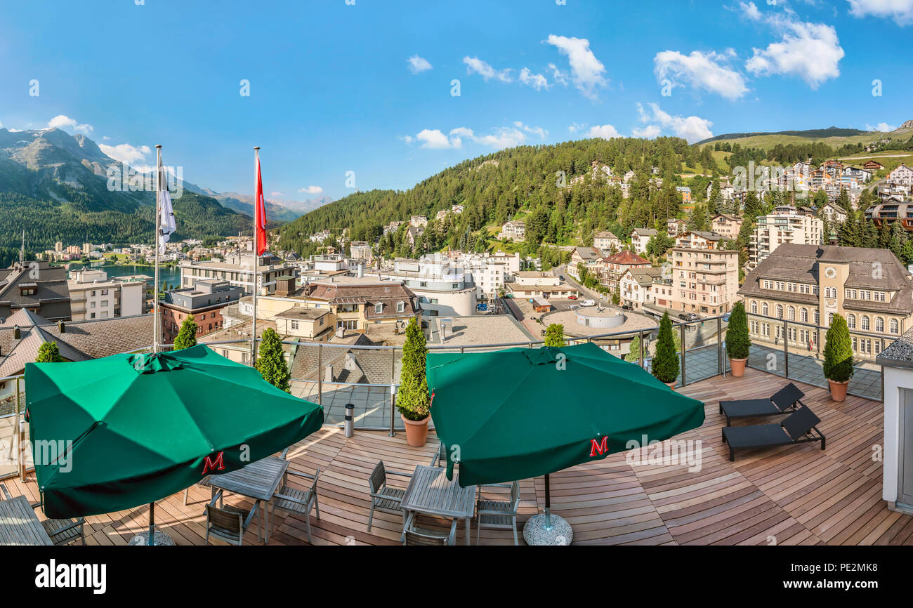 Dachterrasse mit Blick auf St.Moritz, Engadin, Graubünden, Schweiz Stockfoto