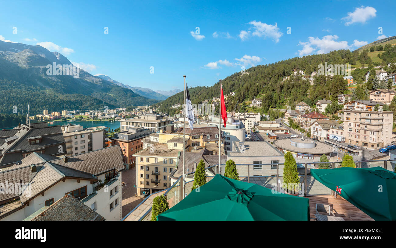 Dachterrasse mit Blick auf St.Moritz, Engadin, Graubünden, Schweiz Stockfoto
