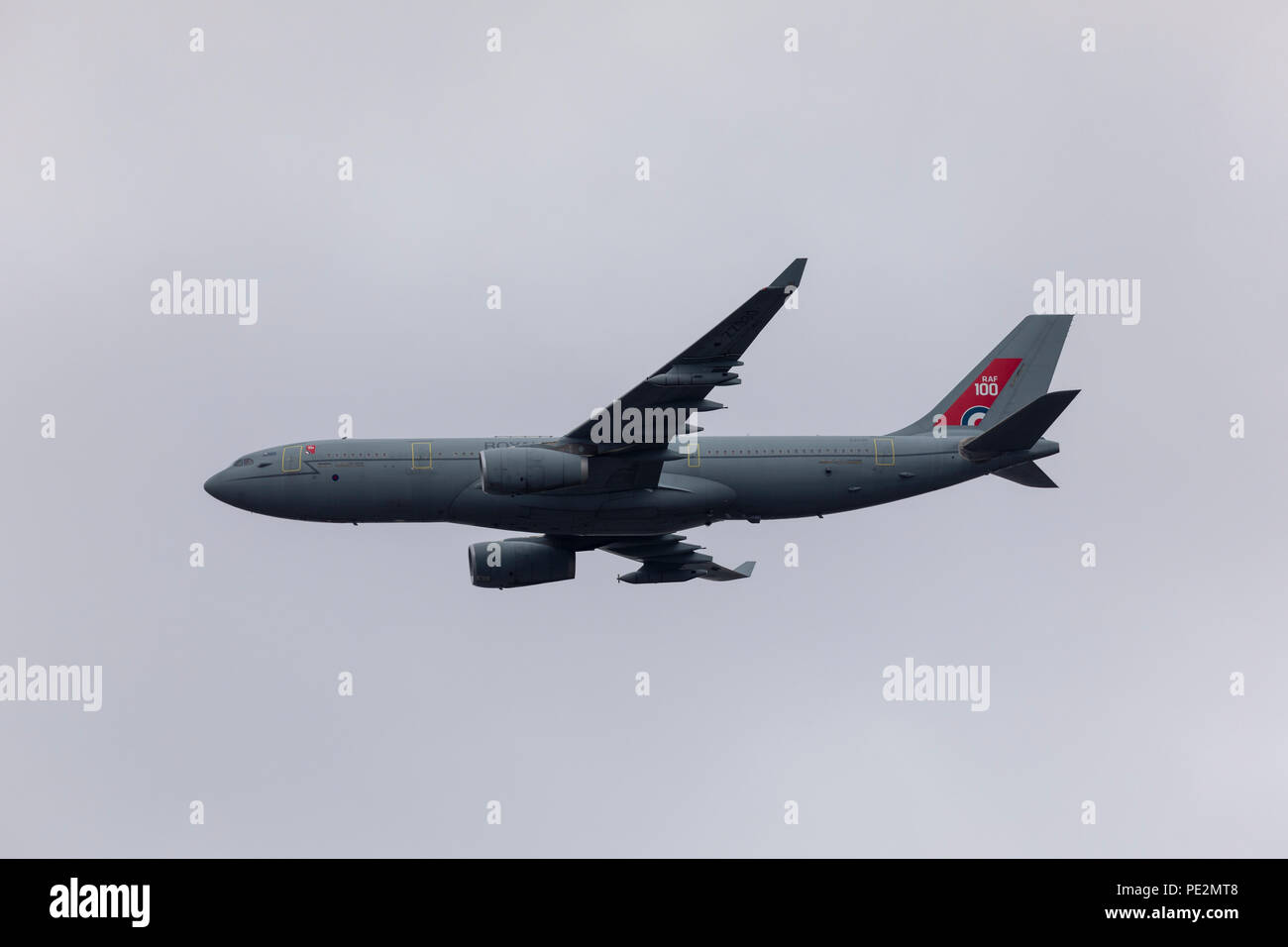 Die Royal Air Force Airbus Voyager tanken Flugzeug in geringer Höhe über London für die RAF 100. Jahrestag flypast Stockfoto