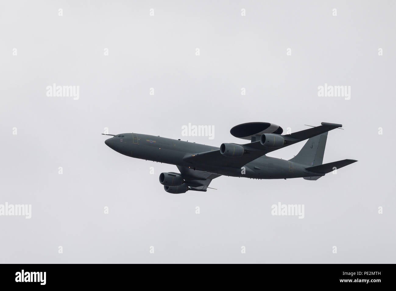 Eine Boeing E-3 Sentry AWACS-Flugzeug über London fliegen für die RAF 100. Jahrestag Stockfoto