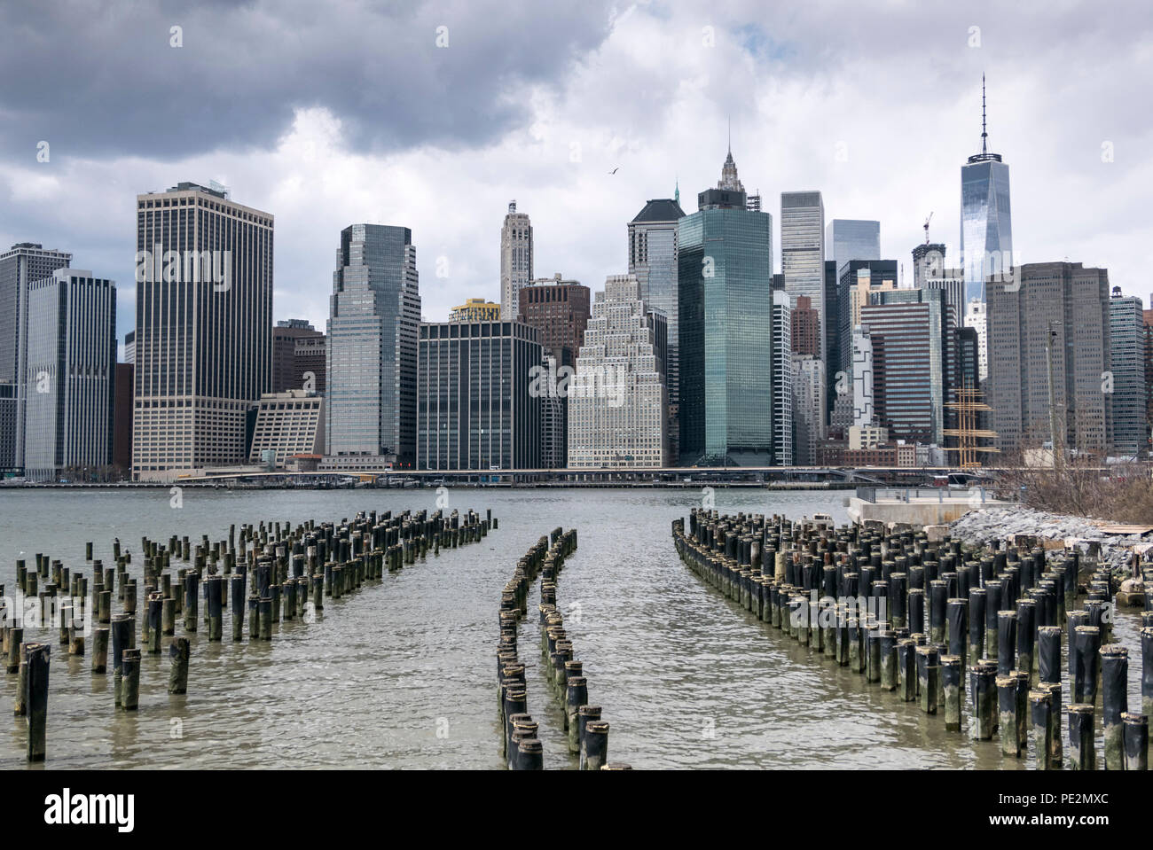 15-03-16 New York, USA. Manhattan aus Brooklyn, mit alten Pier im Vordergrund. Foto: © Simon Grosset Stockfoto