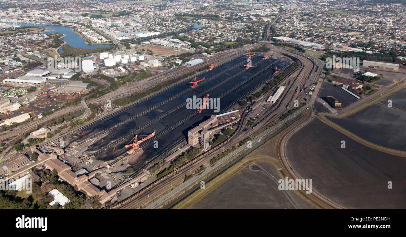 Newcastle ist eine der größten Kohle export Häfen in Australien. Infratstructure wie dies ermöglicht die Kohle mit der Bahn zu empfangen und auf m geladen Stockfoto