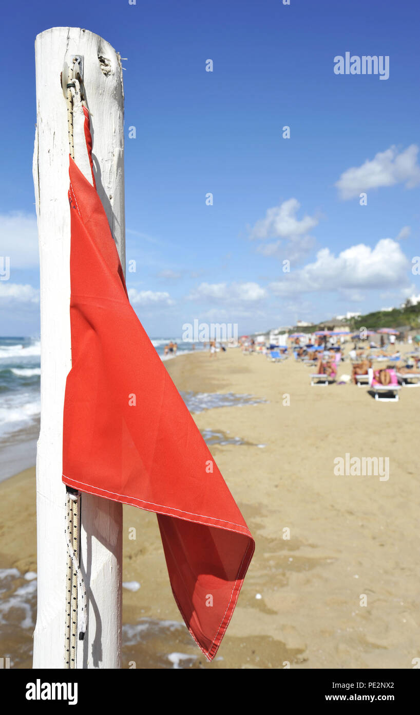 Eine rote Warnmeldung Flagge auf die schönen Strände der Tyrrhenisches Meer. Sabaudia, Latium, Italien Stockfoto