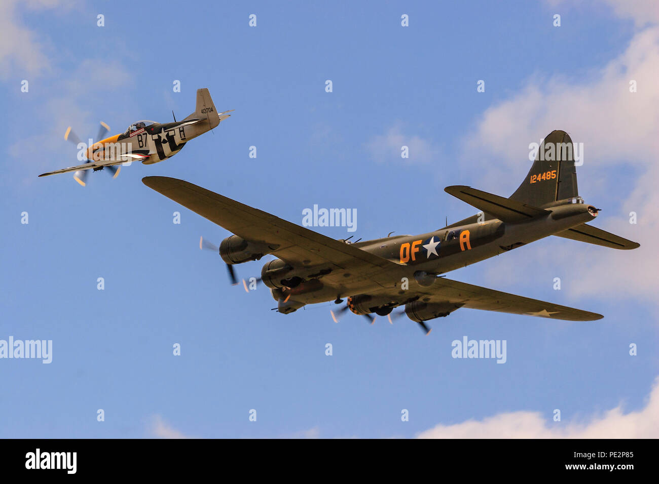 Boeing B-17 Flying Fortress und Mustang Escort Duxford UK Stockfoto