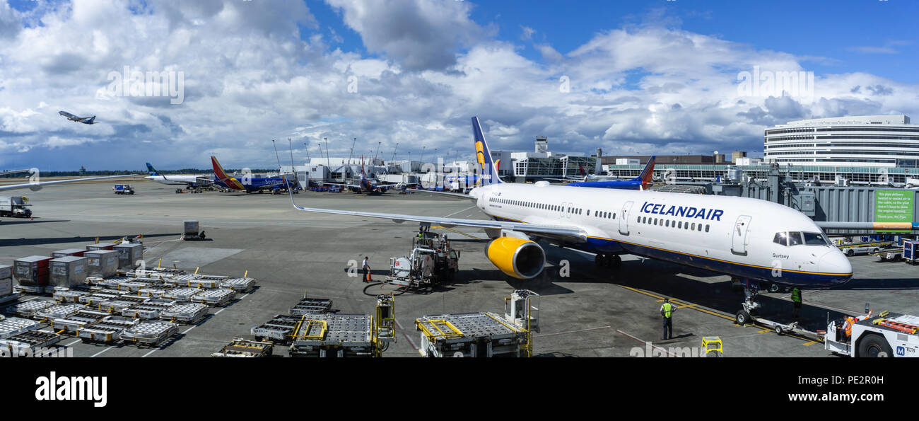 Seattle-Tacoma airport Tarmac Aktivitäten mit Angestellten und Arbeitern oder Angestellten an der Vorbereitung einer Icelandair Flugzeug zum take-off. Stockfoto