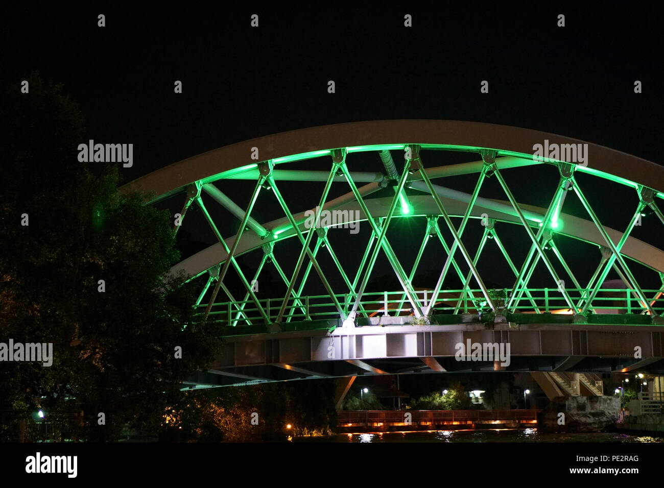 Grün beleuchtete Lichter über der Malacca-Flussbrücke Stockfoto