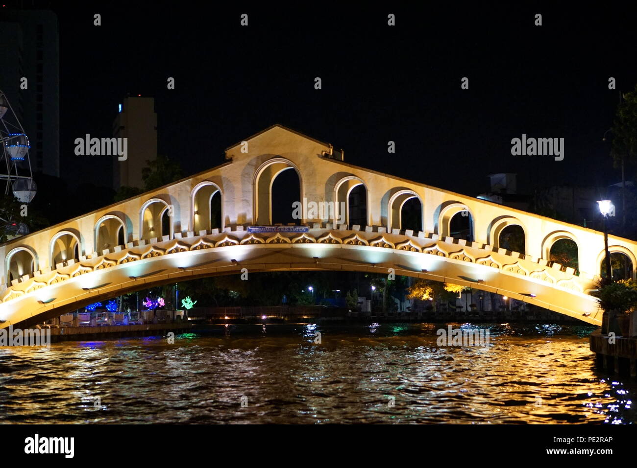 Bogenbrücke über den Fluss Malacca Stockfoto