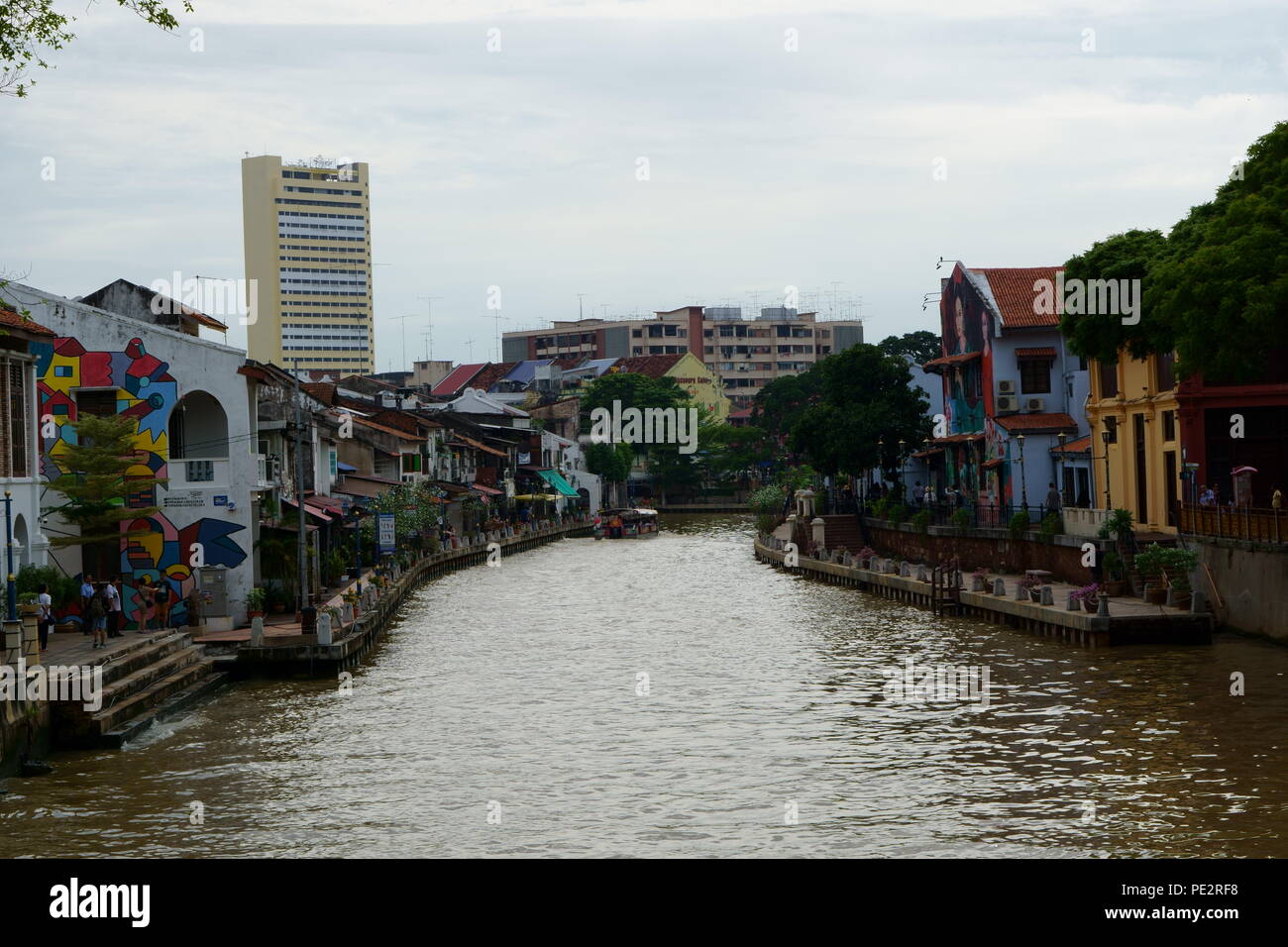 Malacca Fluss nach Regen mit rechts und links mit Fußgängerweg Stockfoto