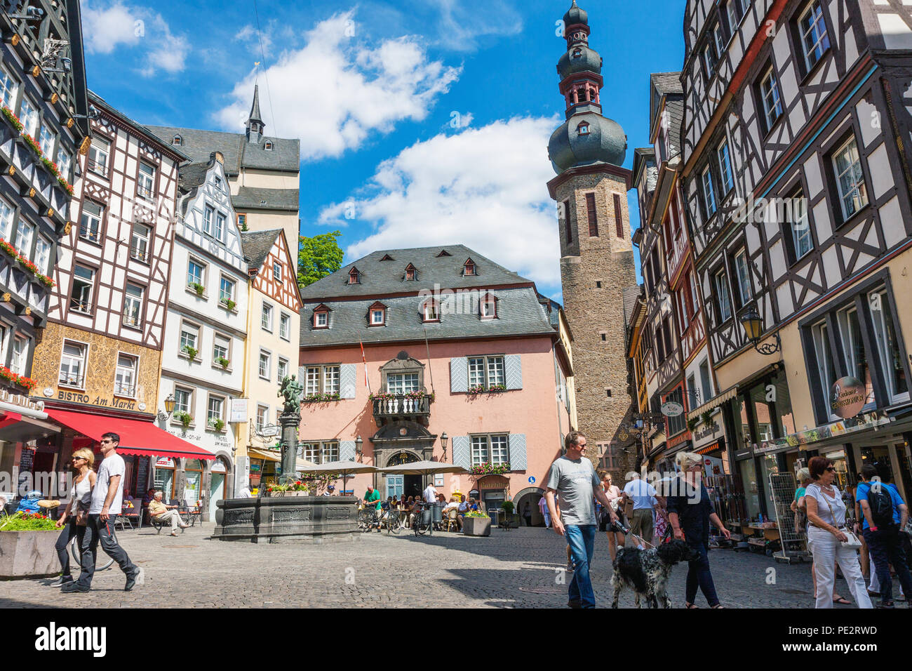 Ruhigen Tag in der gemütlichen Altstadt von Cochem, beliebte Wein- und Ferienort in Deutschland. Stockfoto