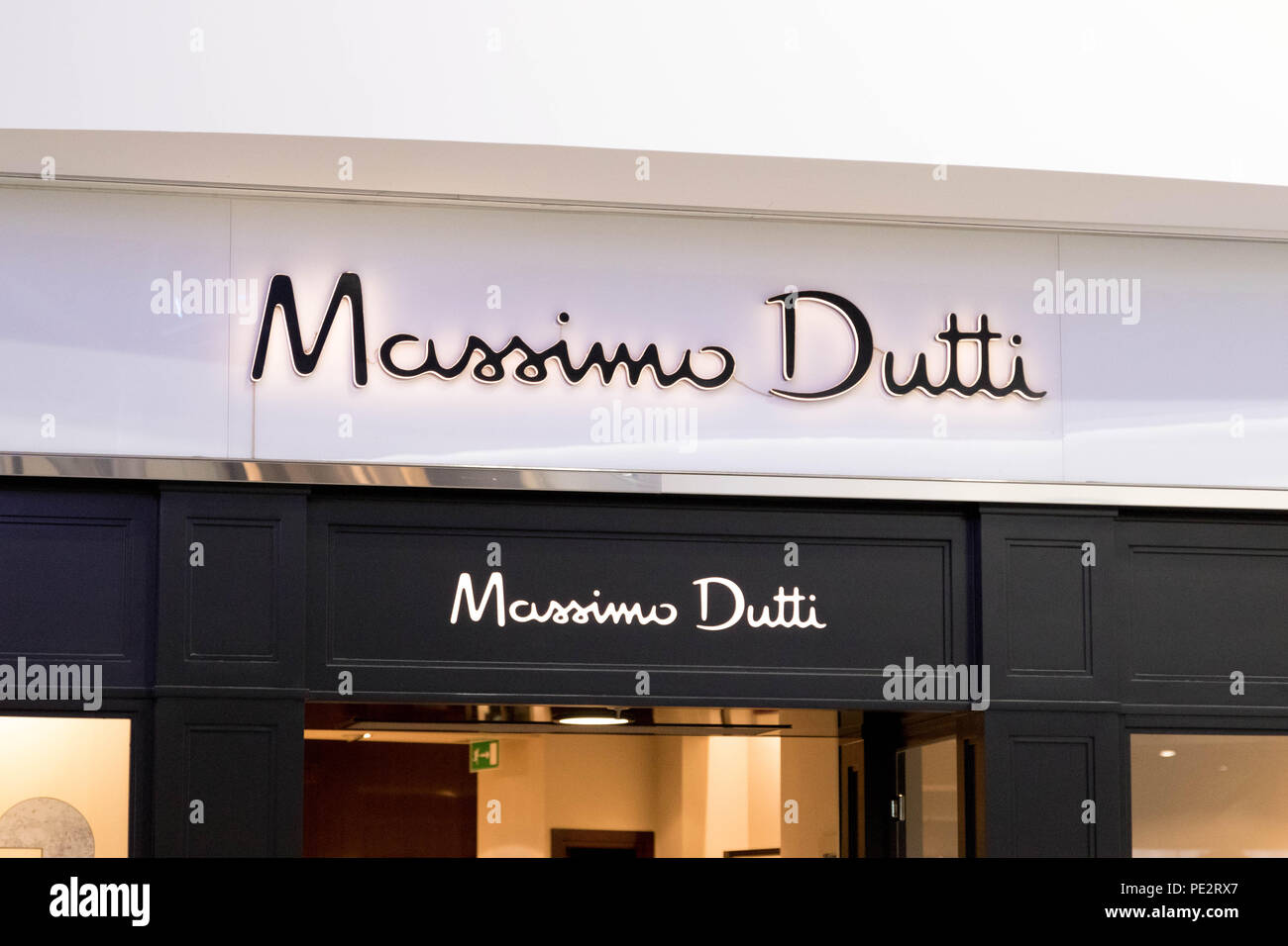 Massimo Dutti shop Logo Kleidung Marke Stockfotografie - Alamy