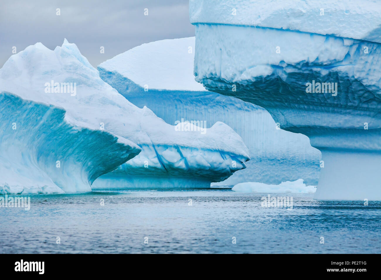 Blaue Eisberge Landschaft, Eis in der Antarktis, landschaftlich schöne Natur Stockfoto