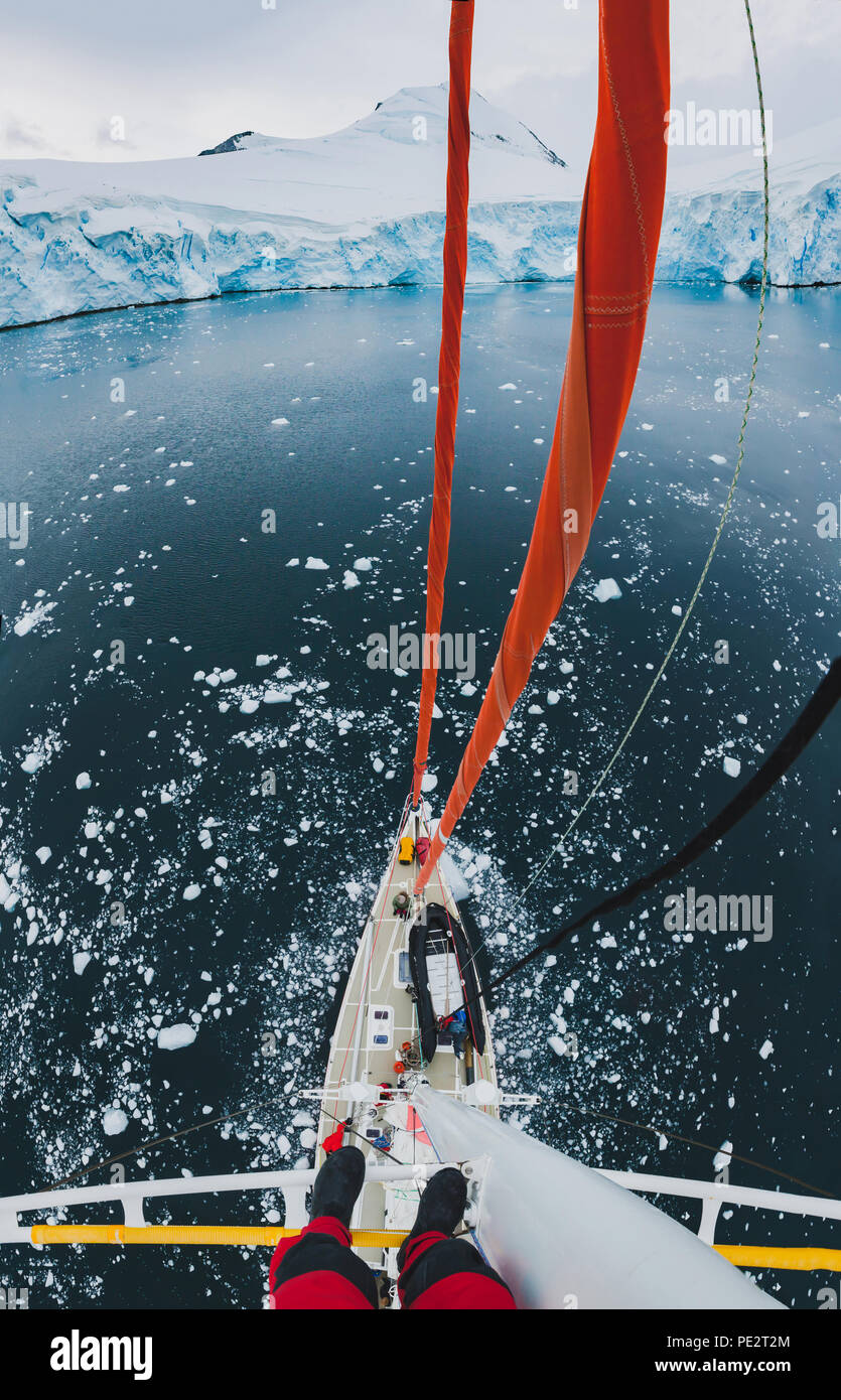 Sailor stehend auf Mast von Segelboot Yacht in der Antarktis, Abenteuerreisen expedition Stockfoto