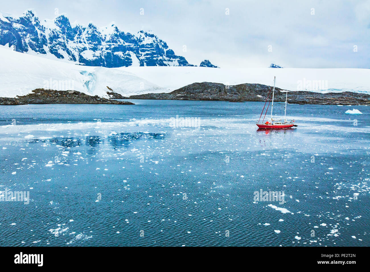 Segelboot in der Antarktis, Reisen von Yacht Cruise, schöne remote Reiseziel Stockfoto