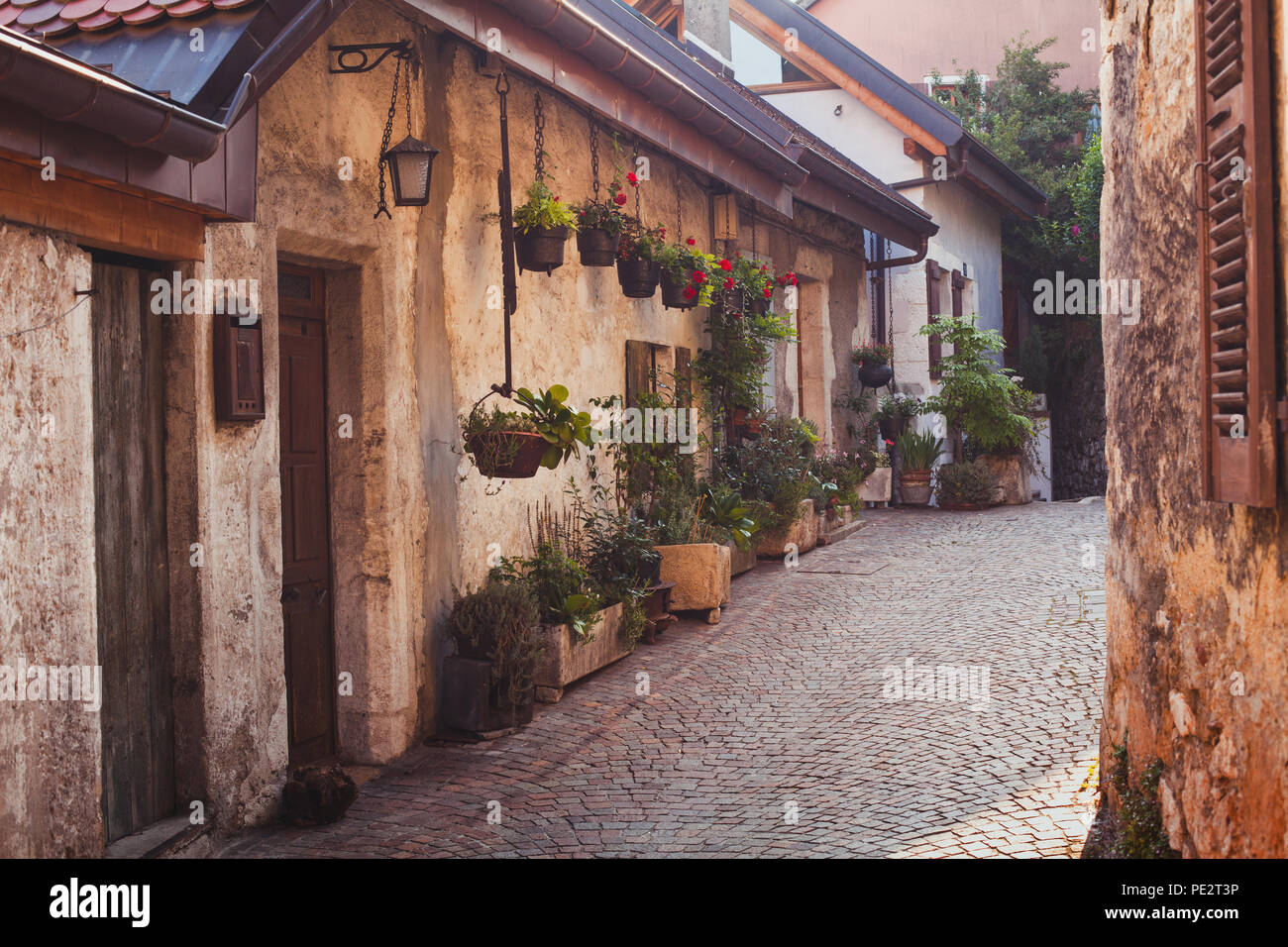 Reisen nach Europa, Fußgängerzone gemütliche Stadt Straße mit alten Pflaster, Häuser geschmückt mit vielen Blumentöpfen, Annecy, Frankreich Stockfoto