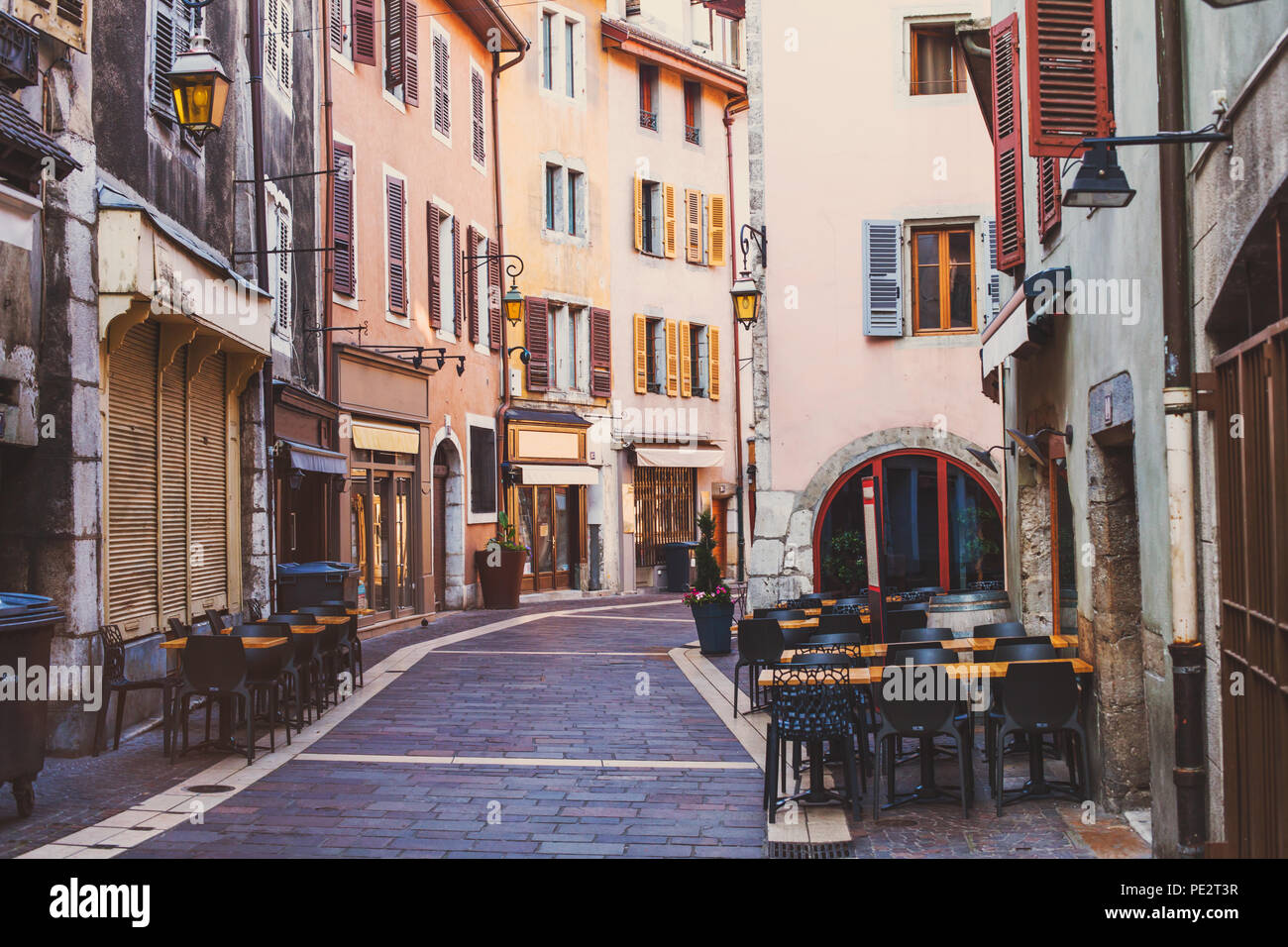 Annecy Altstadt, historische Gebäude im Stadtzentrum, Sehenswürdigkeiten Architektur, gemütliche Straße in Frankreich mit Kopfsteinpflaster und Bürgersteig restaurants Stockfoto