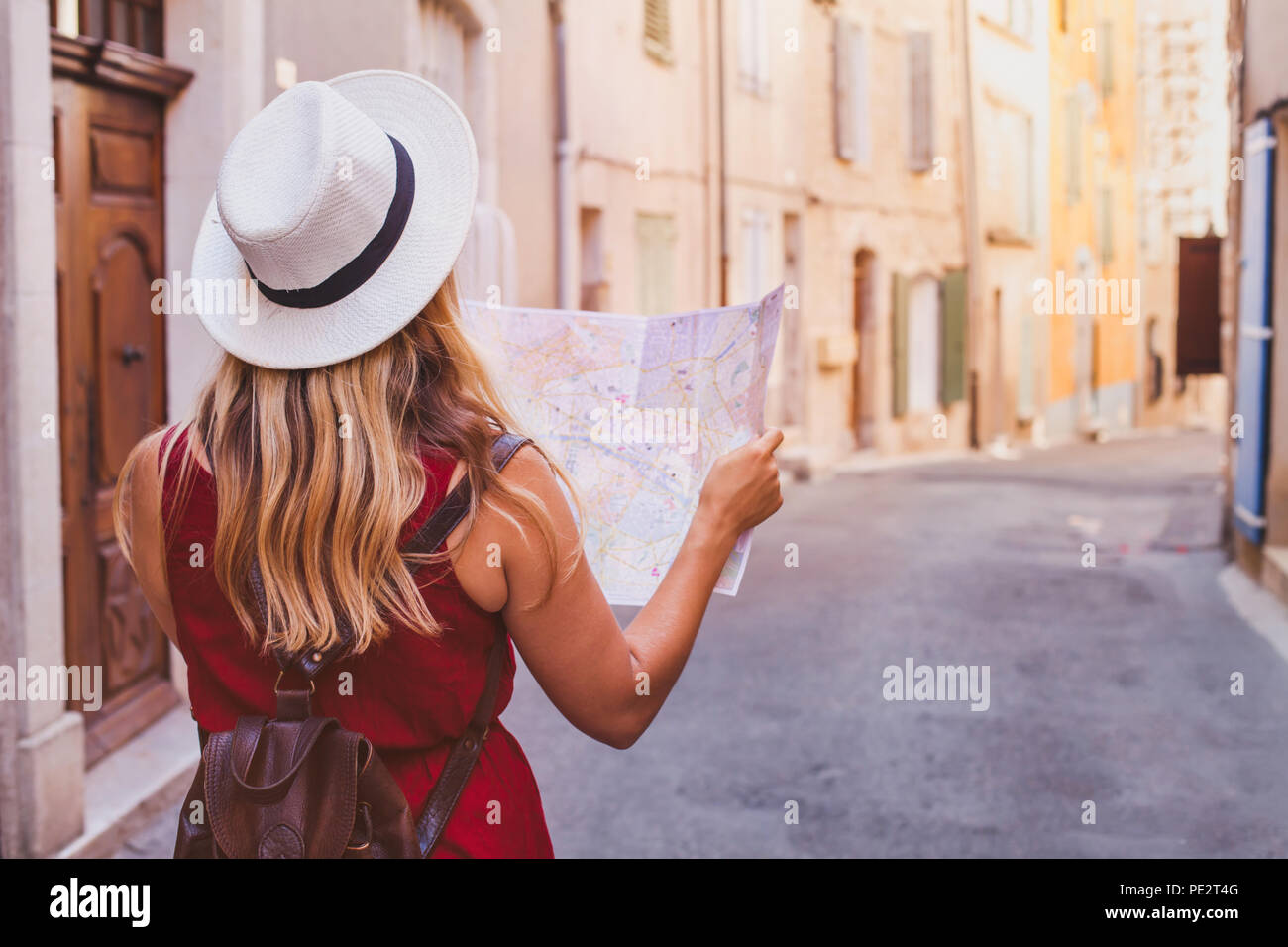 Reisen nach Europa, Touristen Karte auf der Straße, Sommer Urlaub sightseeing Tourismus Stockfoto