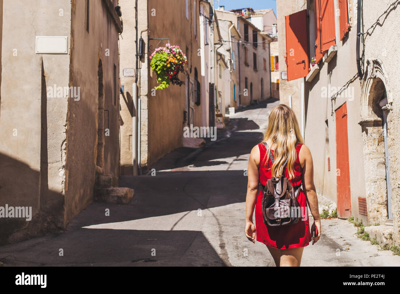 Reisen in Europa, Touristen zu Fuß auf der Straße in kleinen europäischen Stadt Wahrzeichen Stockfoto