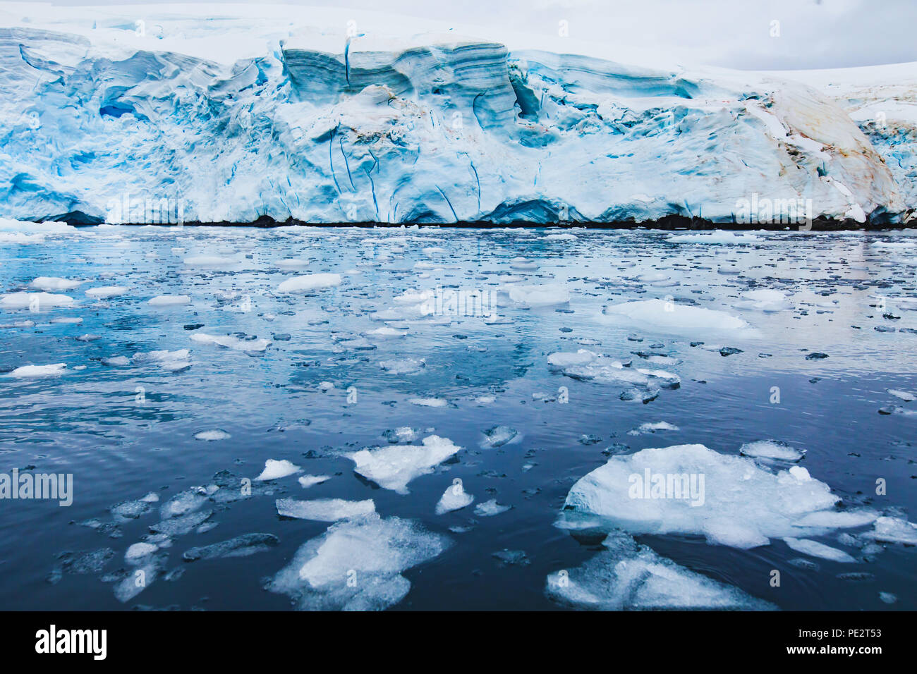 Eisberg in der Antarktis schmelzen, schöne Natur Landschaft mit Gletscher und Eis in Wasser, globale Erwärmung Stockfoto