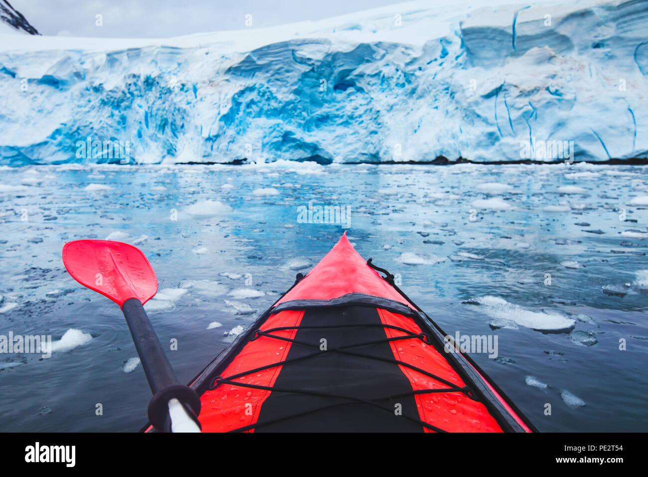 Extreme Abenteuer Sport, Antarctica Kajak, Paddeln im Kajak zwischen antarktischen Eisberge, winter Freizeitaktivitäten im Freien Aktivität Stockfoto