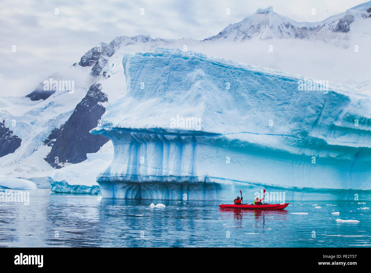 Winter Kajak in der Antarktis, extreme Sport Abenteuer, Menschen paddeln auf Kayak in der Nähe von Eisberg Stockfoto