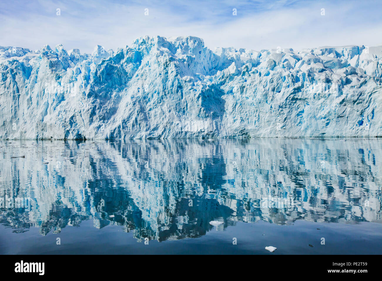 Gletscher schmelzen in der Antarktis, schöne Landschaft mit Reflexion, die Schönheit der Natur Stockfoto