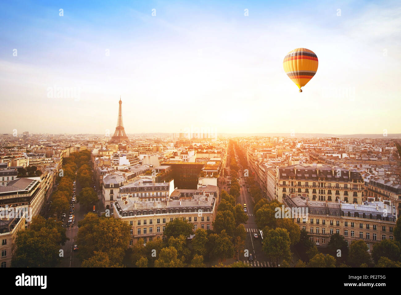 Traum Reiseziel, schöner Panoramablick auf Paris mit Eiffelturm und fliegenden Ballon, Frankreich Stockfoto