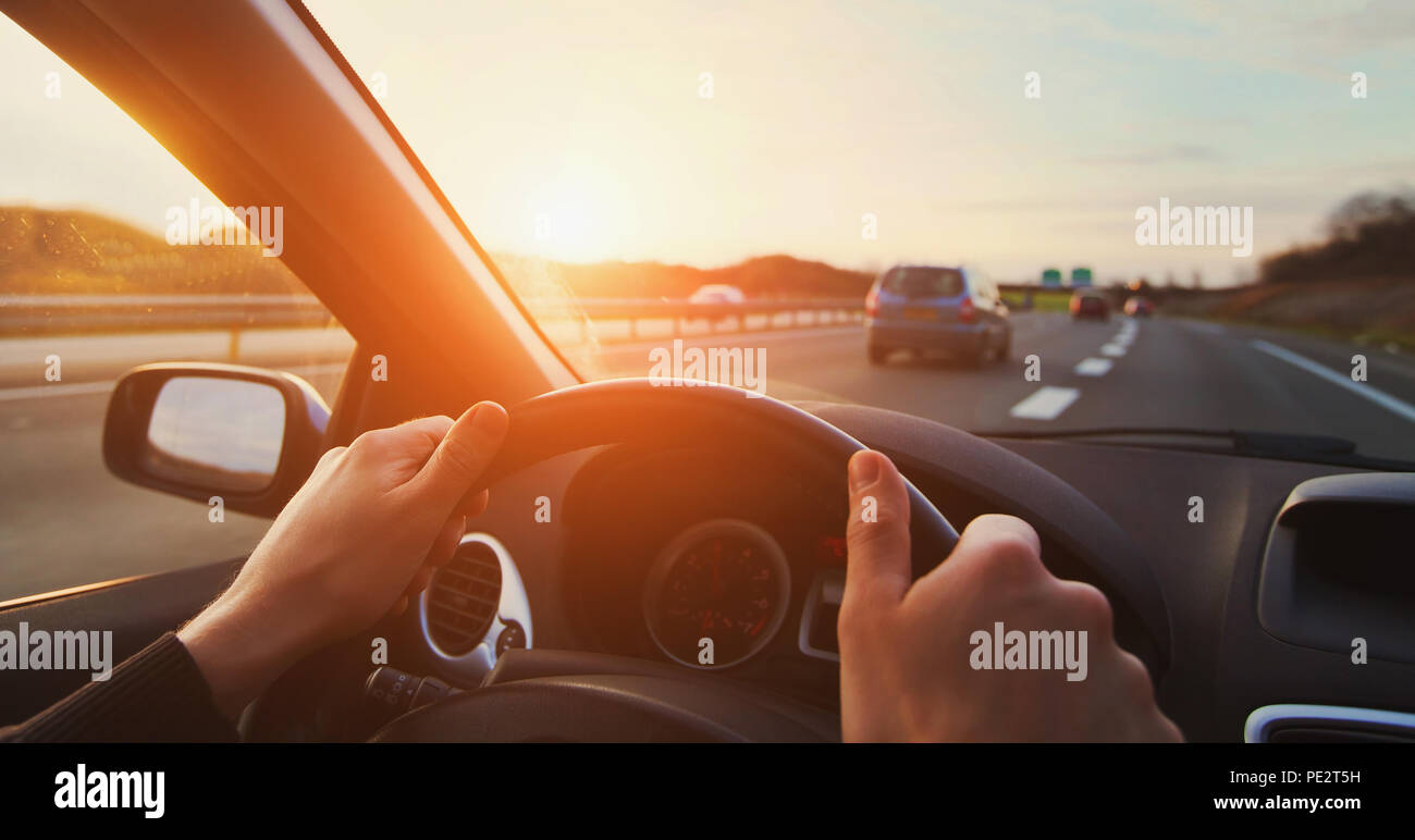 Die Hände des Autofahrers am Lenkrad, Road Trip, fahren auf Autobahn Straße Stockfoto