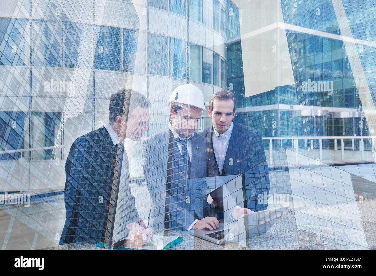 Immobilien Projekt Management Team Meeting, der Bau der modernen Gebäude, Double Exposure Stockfoto