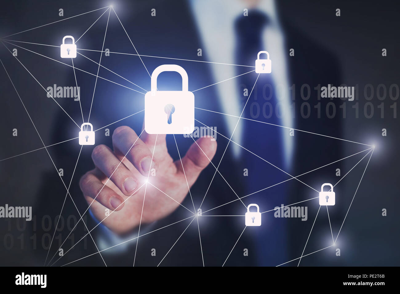 Internet Network Security Konzept, business Mann berühren auf virtuellen Bildschirm, Schutz gegen die Abwehr von Cyberattacken Stockfoto