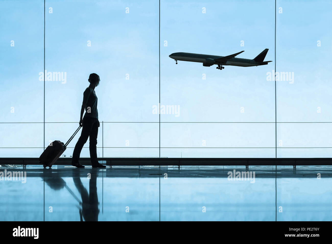 Silhouette einer Frau im Flughafen reisen mit Gepäck Koffer, Reise- und Tourismus-Konzept, Flugtickets Stockfoto