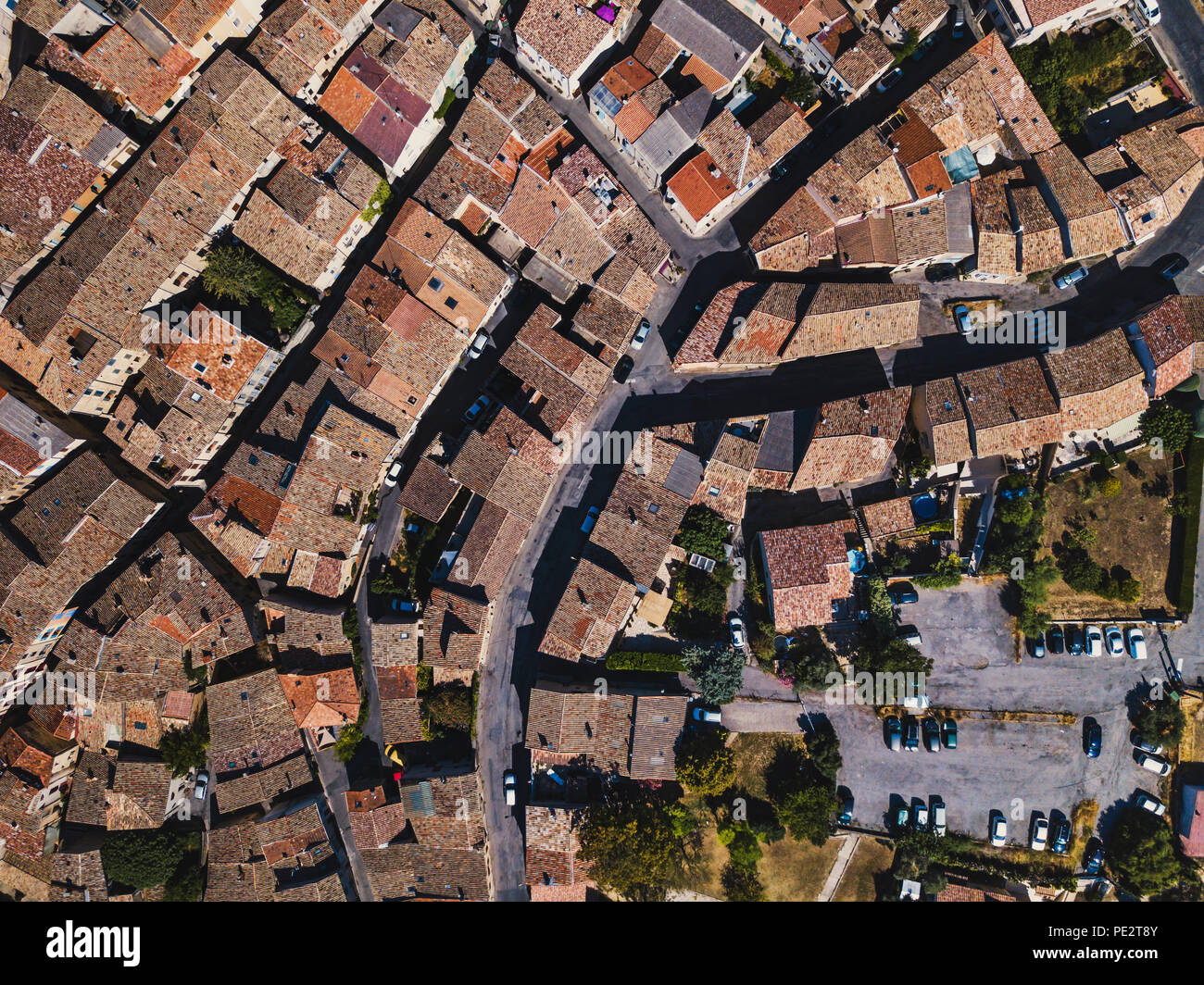 Luftaufnahme Straßen von Dorf in der Provence mit Ziegeldächern, Reisen nach Europa, die traditionelle Architektur von drohne Stockfoto