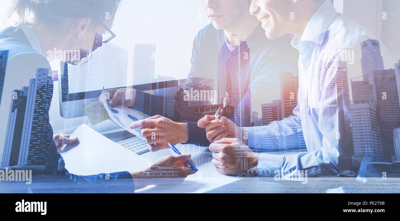 Geschäftsleute auf Marketing Plan zusammen arbeiten in modernen Büros, Teamarbeit, Double Exposure banner Stockfoto
