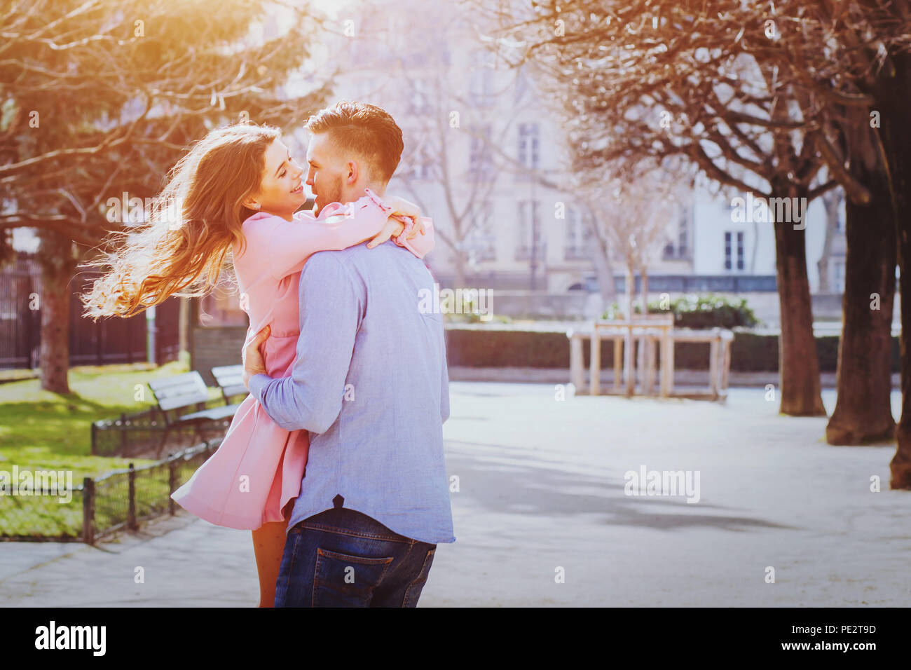 Dating, Jungen glücklich kaukasischen Paar küssen und zusammen vor Lachen Stockfoto