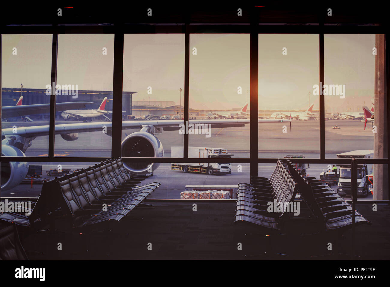 Schöne moderne Flughafen und Flugzeug warten im Tor. Stockfoto